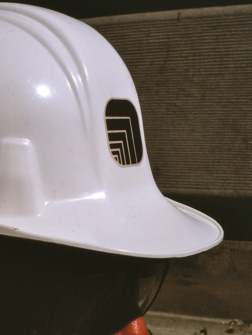 Construction helmet featuring Oxford logo at front.